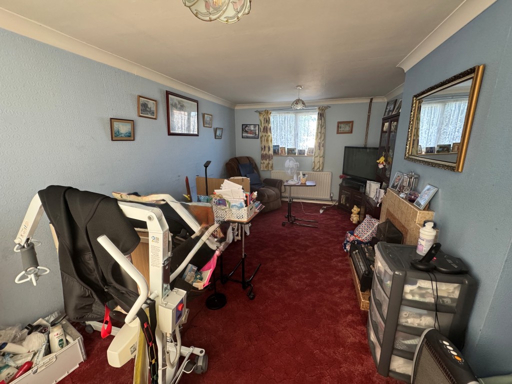 Lot: 112 - FREEHOLD STATUTORY RESIDENTIAL INVESTMENT - Living room